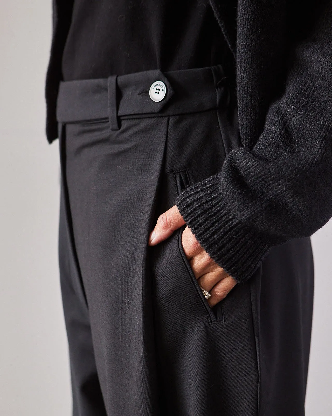 Cordera Tailoring Carrot Pants, Black